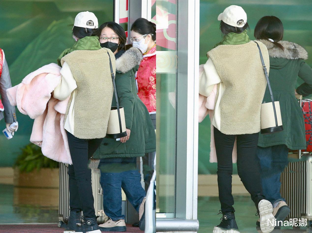 赵丽颖|赵丽颖春晚封神机场却拉垮!6穿旧鞋配马甲,身材五五分差点翻车