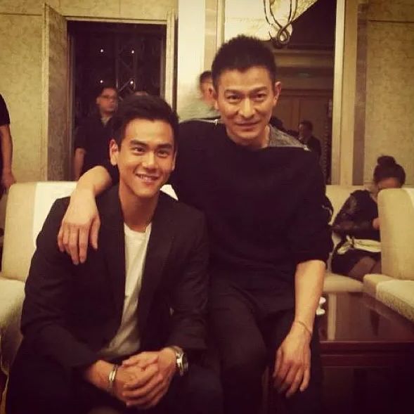 彭于晏|刘德华彭于晏合作新片，彭于晏穿西服亮相，颜值上升获夸赞