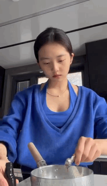 黄忆慈|16岁黄多多一个圣诞两个妆容:一个知性优雅,一个浓妆艳抹