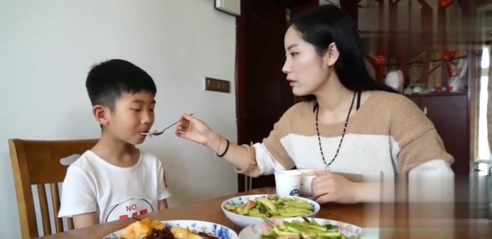 服务区母女吃饭引注意，被抓拍走红，网友：这是在“害”孩子