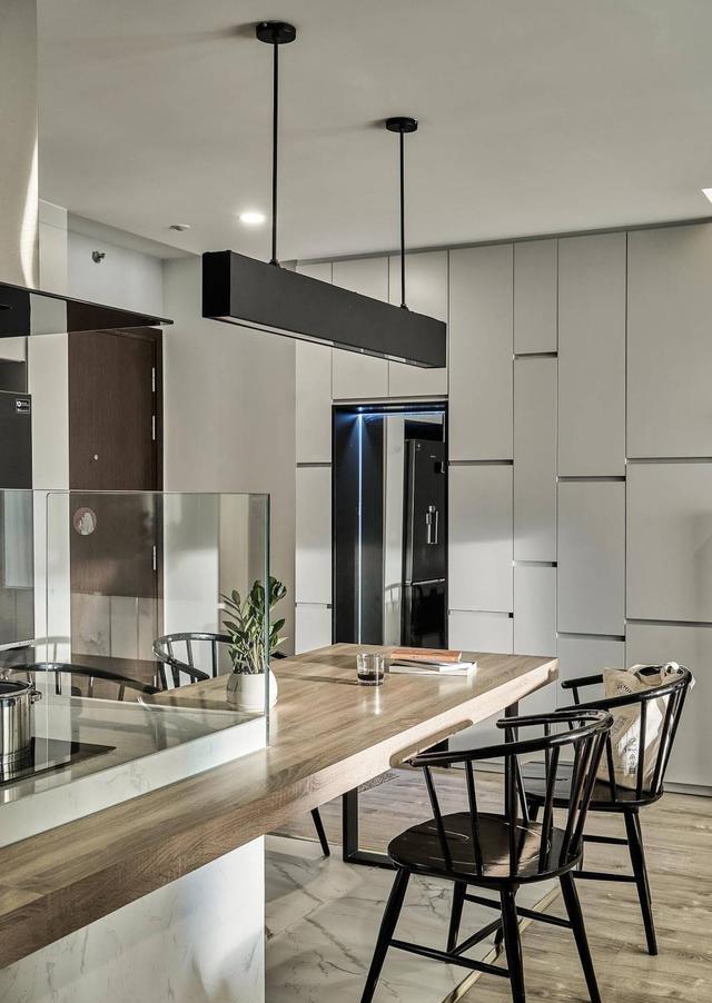 大横厅虽然采光好空间大,倒不如沙发不靠墙,还能增加个玻璃书房