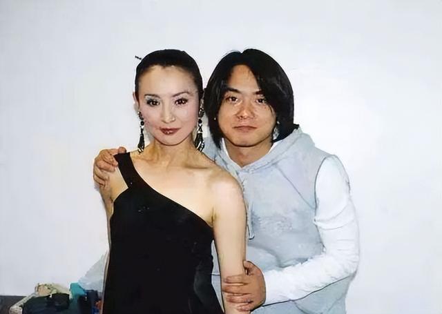 李赛凤|李赛凤:36岁嫁入豪门,离婚时被曝出轨干儿子,如今带娃独自生活