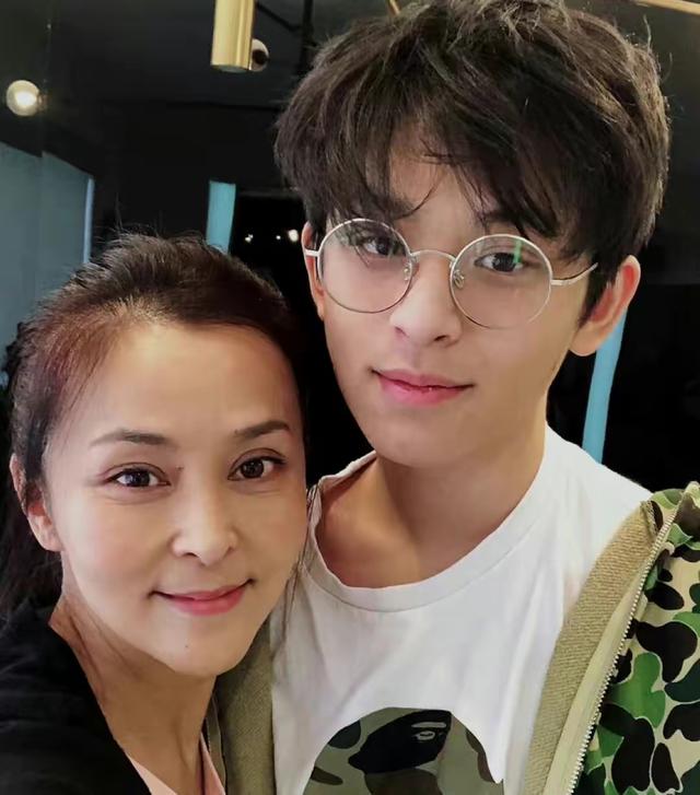 |何音在加拿大街头放飞自我,穿着清凉光脚热舞