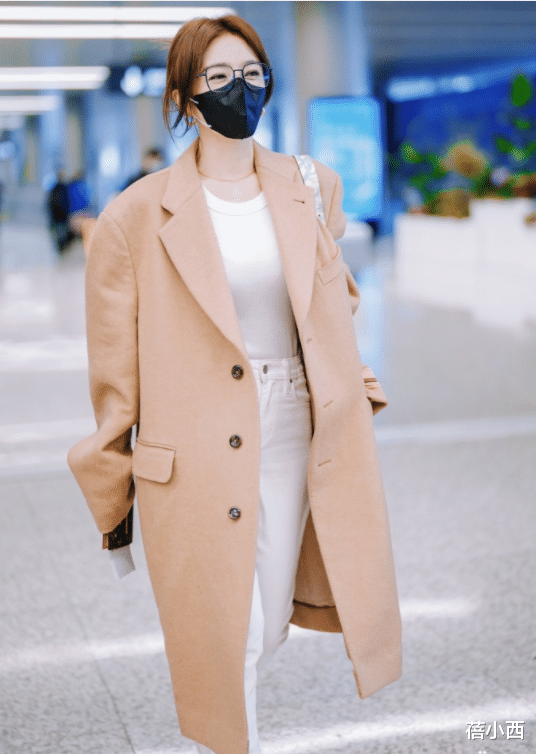 秦岚|“秦岚”的气质真开挂了,穿驼色大衣配小白裤走机场,时髦又高级