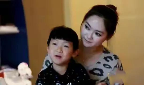 小姐姐|演员赵亮：娶小16岁娇妻，养14年鸡帮助贫困户，如今好人有好报