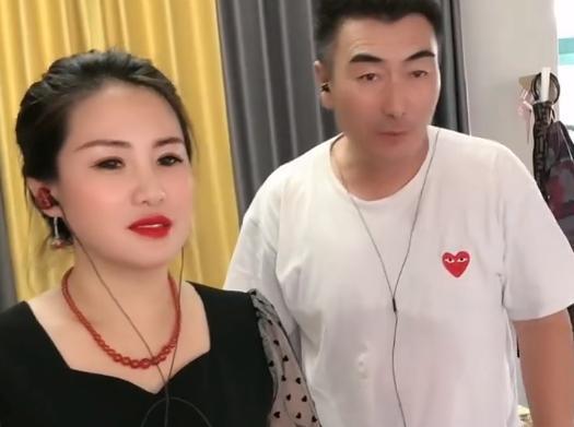 李玉成|85岁马玉琴赌气不接电话，李玉成独自回老家，网友：有脸回去吗？