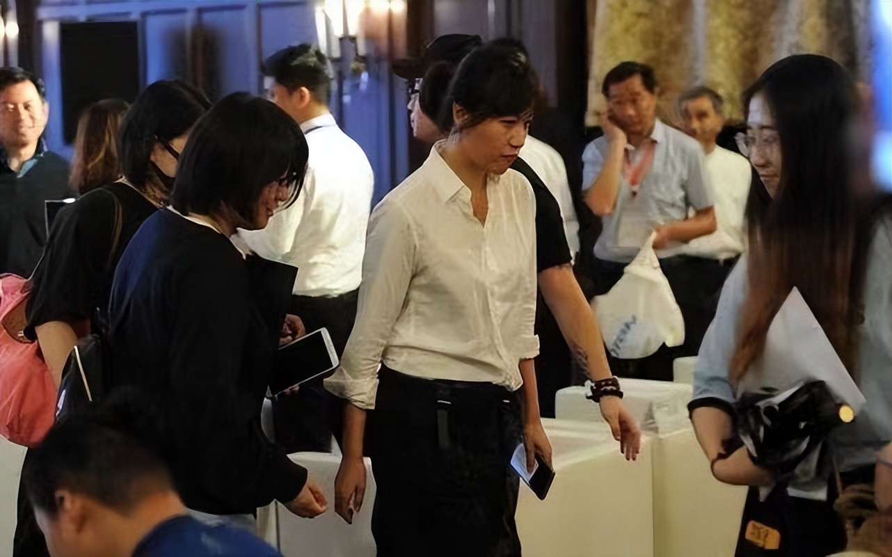 徐静蕾放飞自我,白衬衣搭配工装裤好酷,就是腰身臃肿显肚子