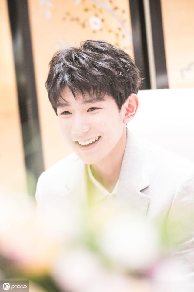 王源|王源本是偶像标杆也是有思想的青年领袖,其智慧曾获得联合国赞赏