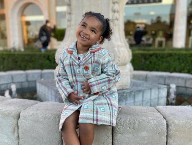 科勒·卡戴珊|科勒4岁卡戴珊3代，拎LV包全身上下都是名牌，从小就是富婆