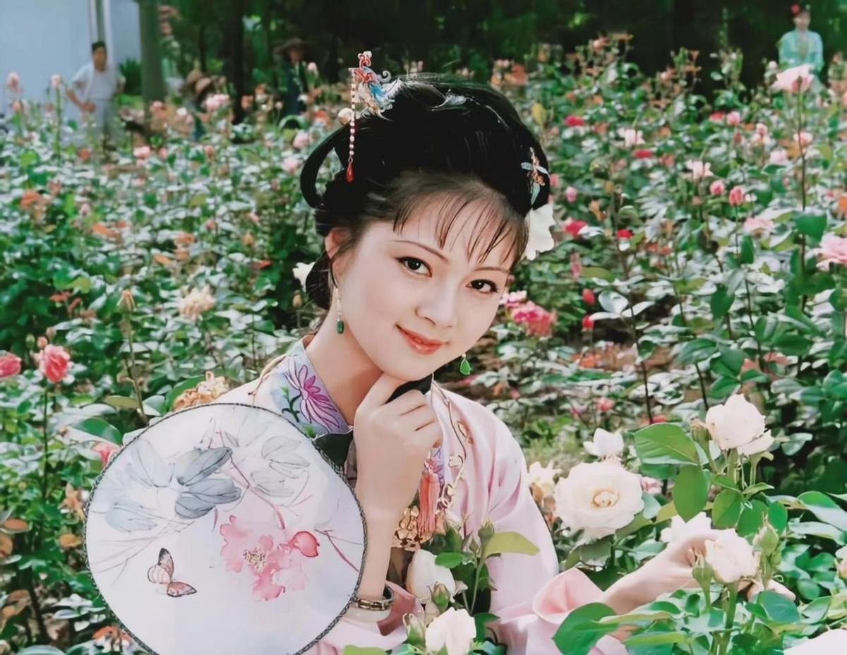 冻龄|57岁薛宝钗张莉加拿大晒庆生照！肌肤胜雪似冻龄，身价过亿仍单身