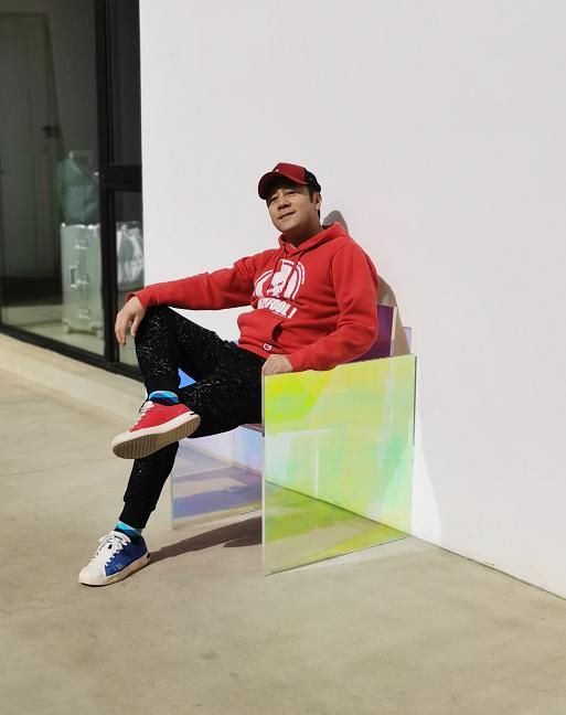 蔡国庆|蔡国庆：游玩嬉戏两不误，带儿子一边清明节爬山一边练习乐器吹奏