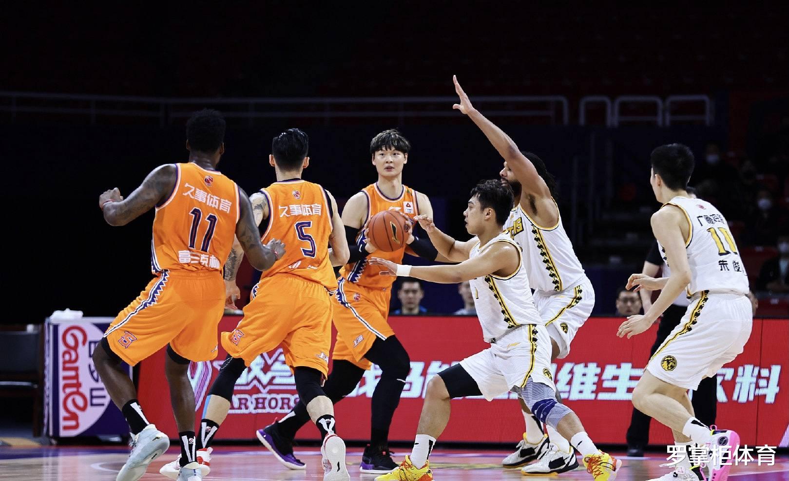 上海男篮|2-0！2-0！CBA总决赛球队出炉了？李春江拥抱杜锋，师徒二人无奈