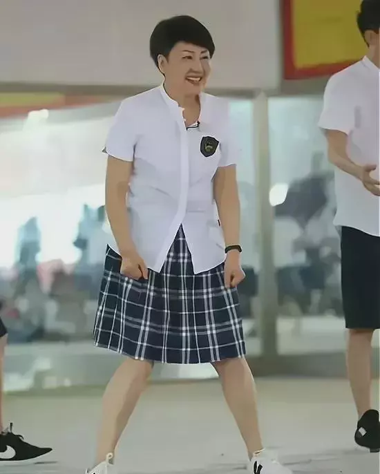 张凯丽|60多岁的张凯丽穿成这样也太尴尬了，这是没人管了吗？