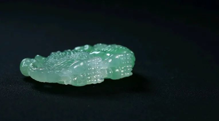 玉雕|飘绿的翡翠手镯心,玉雕师却有不一样的想法,起货后太特别了!