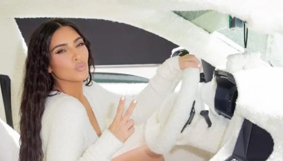 金·卡戴珊|金卡戴珊停车加油太酷，一头白发飘逸！紧身吊带秀身材，腰好细