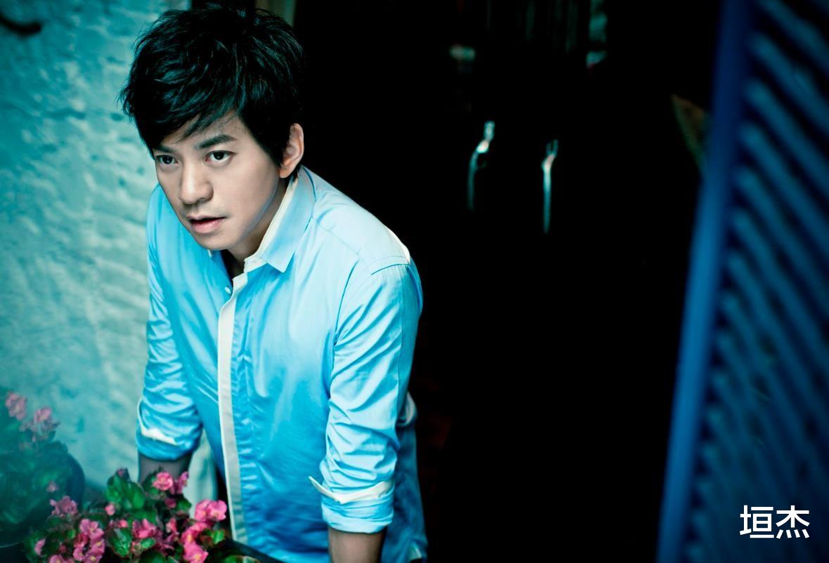 马思纯|“音乐诗人”李健：在人大座谈会打败靳东，用学识征服学子