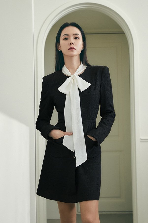 穿衣搭配|准新娘孙艺珍时尚大片太绝美！穿西装裙变身霸气女总裁，状态佳