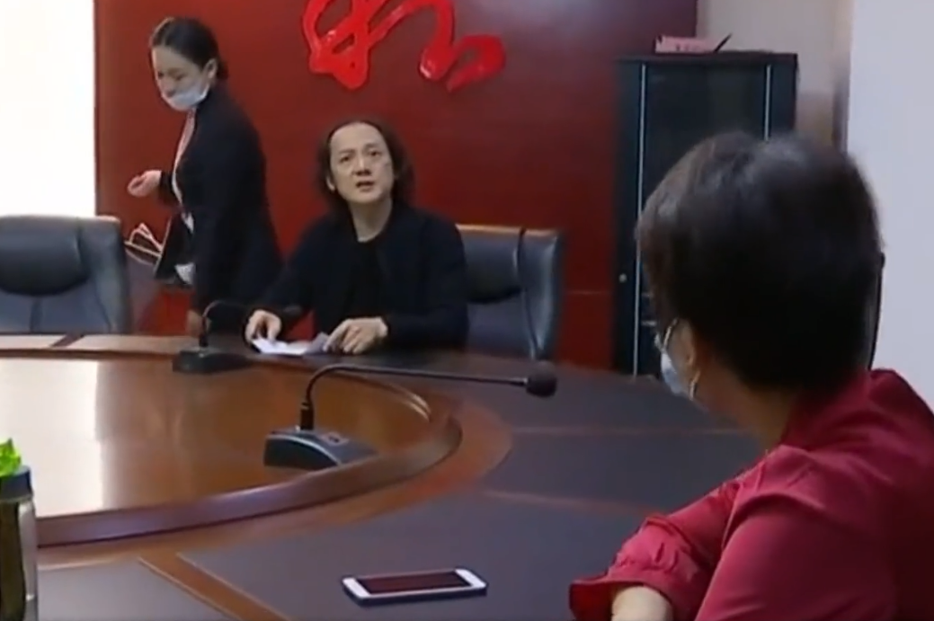 残疾女孩花38元理发, 被店员\赠送\项目, 结账时看见16万账单傻眼了