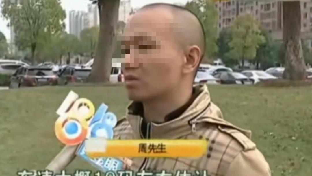 男子开奥迪路中央龟速前进，无视后车喇叭提醒，成功招来一顿毒打