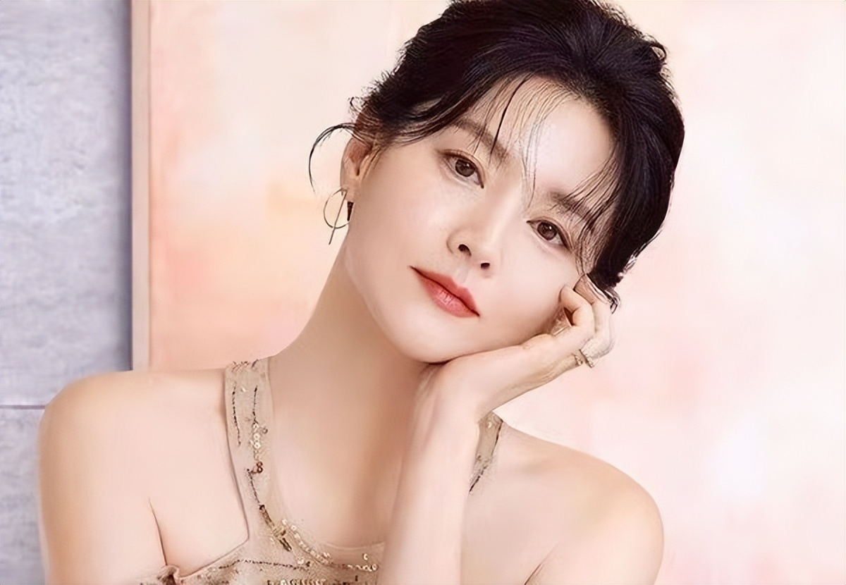 李英爱|“氧气女神”李英爱近照曝光,透亮肌肤零皱纹,52岁依旧冻龄