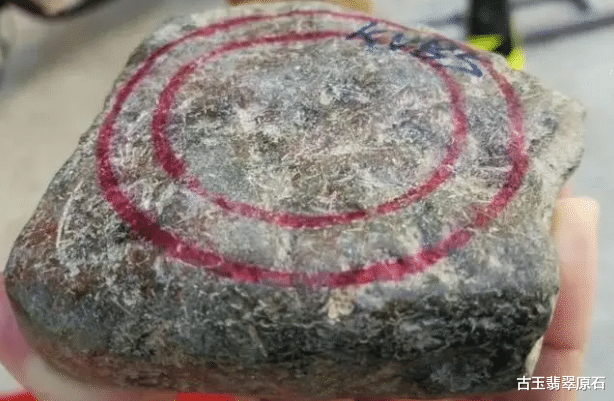 翡翠|大哥在夜市花1000块淘的翡翠原石，打灯玉质冰透，最后还真让他开出手镯