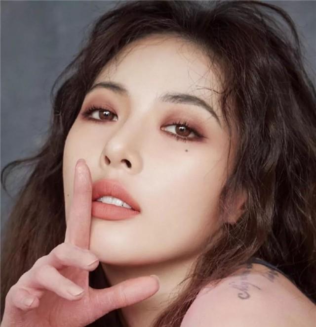 穿衣搭配 若你脸上这三处有“痣”，千万别点掉！都有一股高级感，很有气质