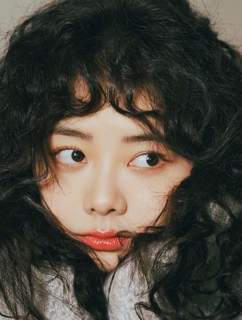 烫发 谭松韵：烫发后像极了洋娃娃，出道17年来首次尝试“羊毛卷”造型