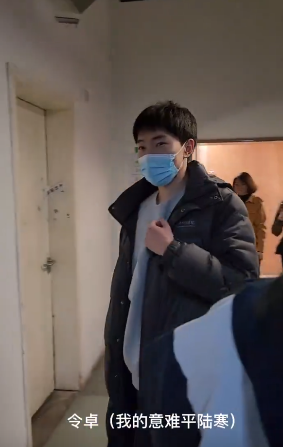 张译|张颂文李健参加庆功宴，张译未参加与剧组彻底闹翻，实体书被除名