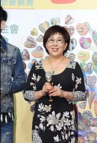 林志颖|林志颖妈妈是吃了防腐剂吧!72岁穿印花裙精致又窈窕,比模特儿媳还招摇