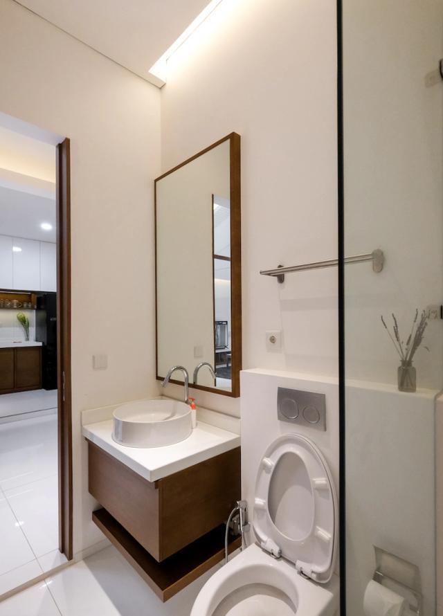 有幸买到独栋,也要将水泥顶砸掉换成木格栅,在室内打造天井花园