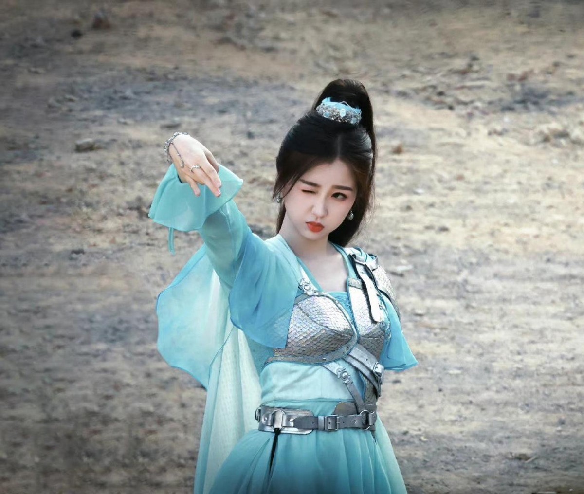 仙剑六|《仙剑六》最新路透，虞书欣紫衣马甲配麻花辫，26岁美出新高度