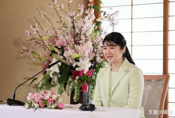 |爱子记者会上从容淡定,祝真子幸福长久,所穿套装和佳子那会相似
