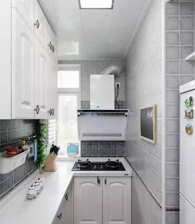 厨房外面加个隐形门，朋友羡慕的想拆房重装！实用性不比大厨房差