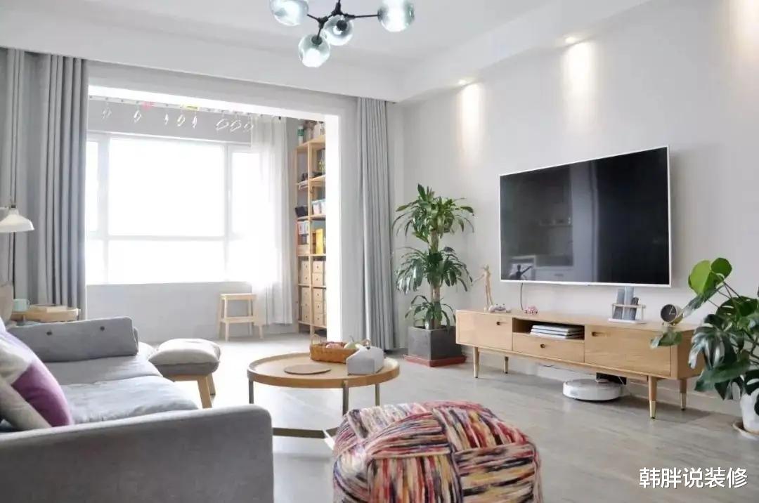 客厅阳台是打通好,还是装推拉门好?看完优缺点,你心里就有数了