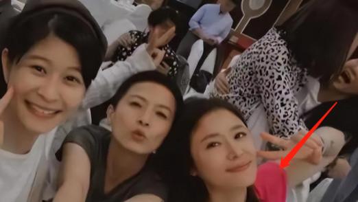 林心如|46岁林心如为小鲜肉庆生！穿粉衫卖萌土味十足，鼻子怪异被疑整容