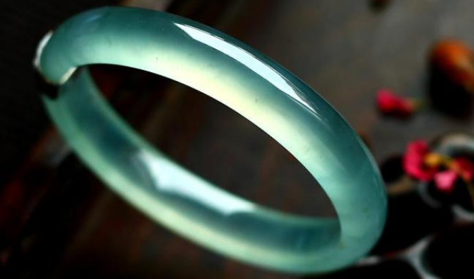 玉雕|买翡翠手镯之前，一定要注意价格的区别，收藏佩戴都可