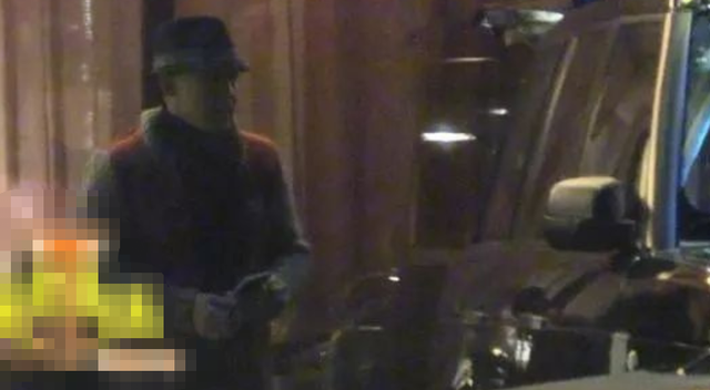 侯勇|仍未回应！54岁侯勇酒驾后首露面，咖啡店门口抽烟心情未受影响