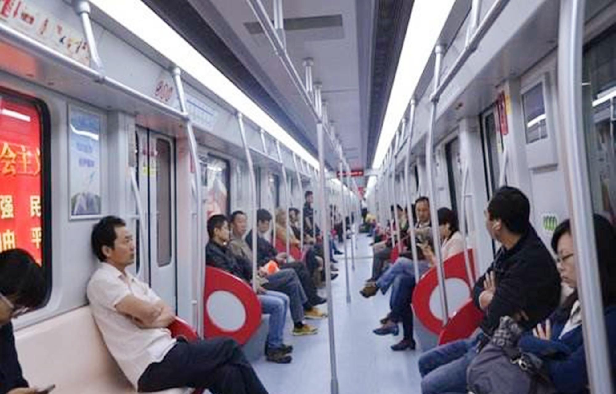 地铁车厢婴儿大哭,妈妈不喂奶光安抚,路人生疑报警真相惹人唏嘘