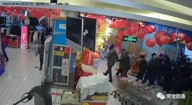 老人抢购鸡蛋摔残向超市索赔13万!法院:赔偿5.8万