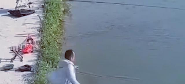 腹股沟疝|盘黑坑鱼竿拉跑,男子穿着衣服下水捞起26斤大鱼,钥匙和鞋又丢了