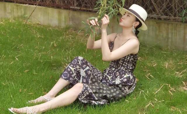 宋佳|宋佳的“草地大片”火了,嘟嘴卖萌引起热议,被指像网红