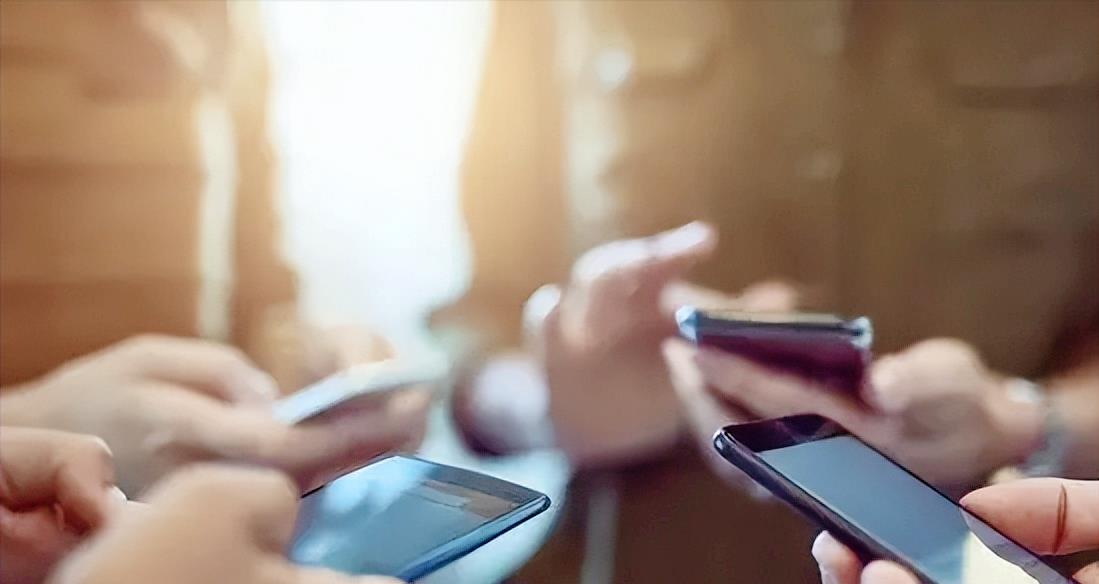 中国手机门店，遍布印度大街小巷，原因工人买苹果要存一年钱