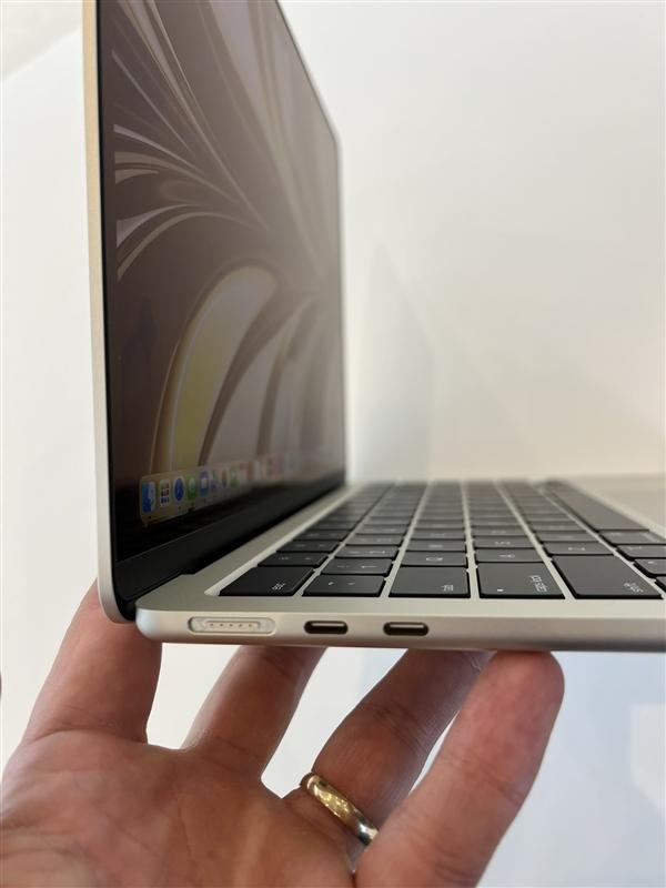 MacBook Air|9499元 老外上手MacBook Air：乔布斯时代的经典设计没了 非常帅气