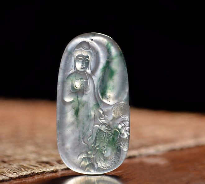 翡翠|同等质量的翡翠挂件,双面雕和单面雕有什么不同?