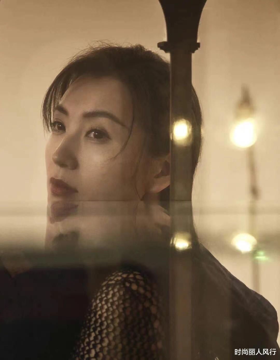 陈好|42岁陈好重回万人迷！光脚拍大片性感到骨子里，赢过大半个娱乐圈