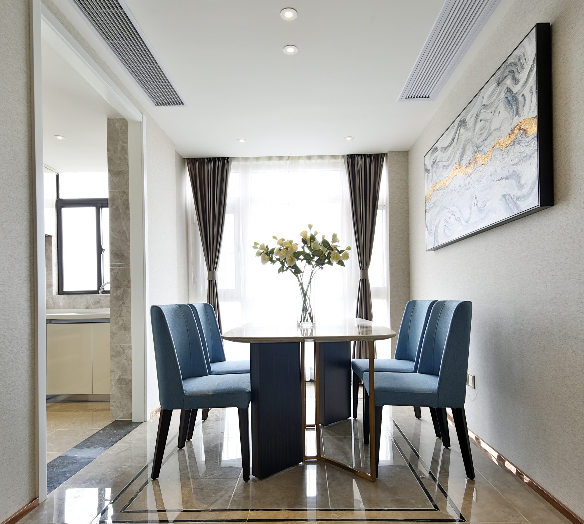 99平现代风三居室,落地窗旁的餐厅可以夜晚可以看繁星点点