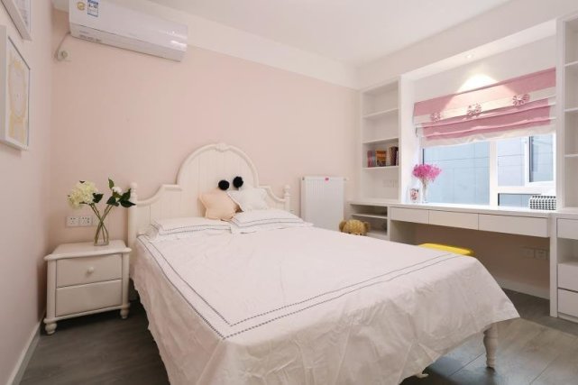 108平现代风三居室，加入现代风格挂画，使客厅看起来更加饱满