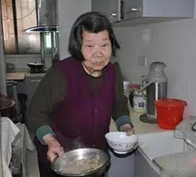 母亲把儿子关进笼子整整45年!得知背后真相,网友集体落泪