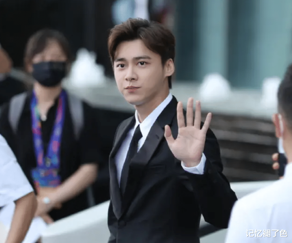 李易峰|李易峰发长文回应风波,随后相关微博消失,娱记称其还在嘴硬