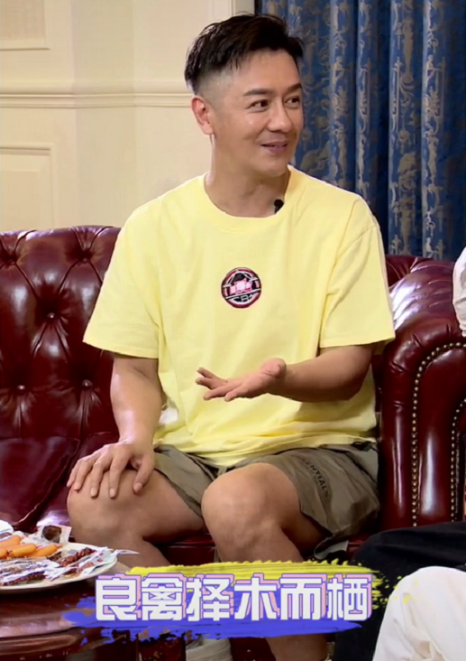 张嘉倪|52岁陈浩明：骚扰女星、出轨，半夜敲阿胶门，今一家8口花一千五买菜嫌贵